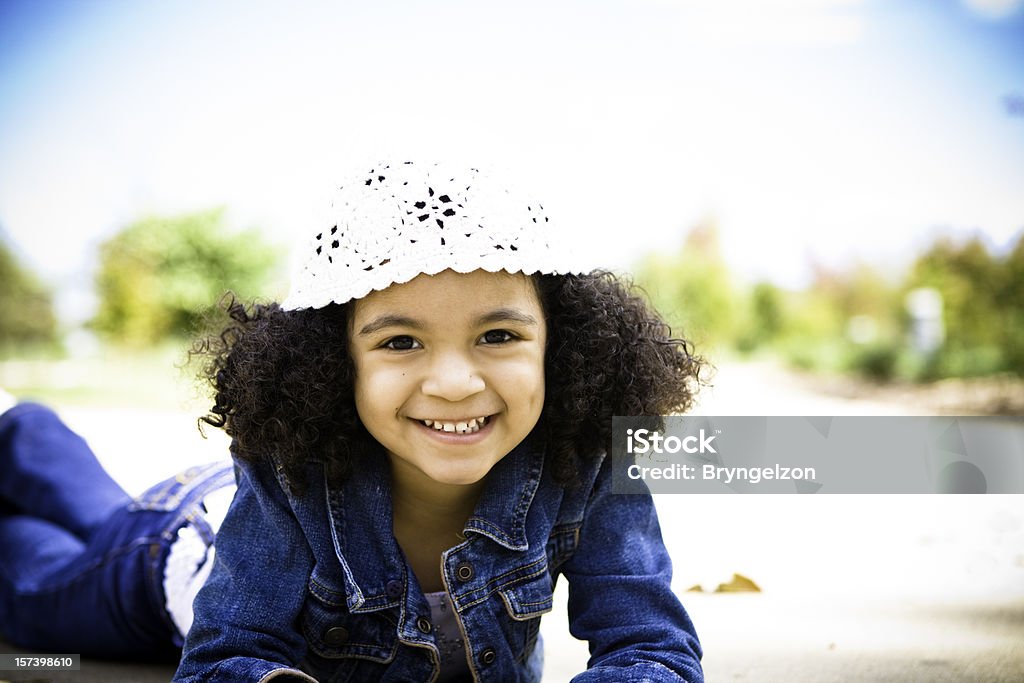 Petite fille Regardant l'objectif - Photo de Automne libre de droits