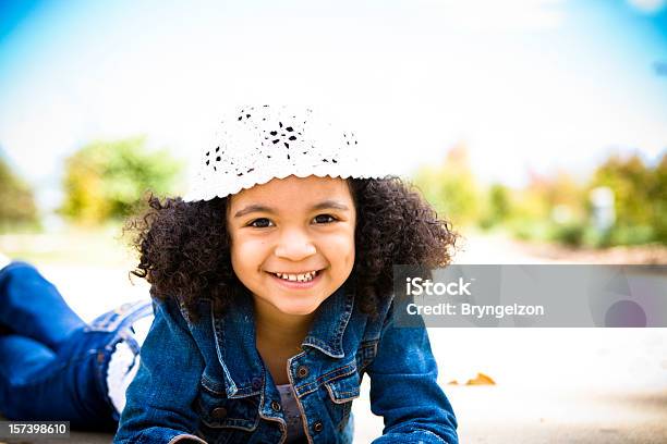 Photo libre de droit de Petite Fille Regardant Lobjectif banque d'images et plus d'images libres de droit de Automne - Automne, Chapeau, D'origine africaine