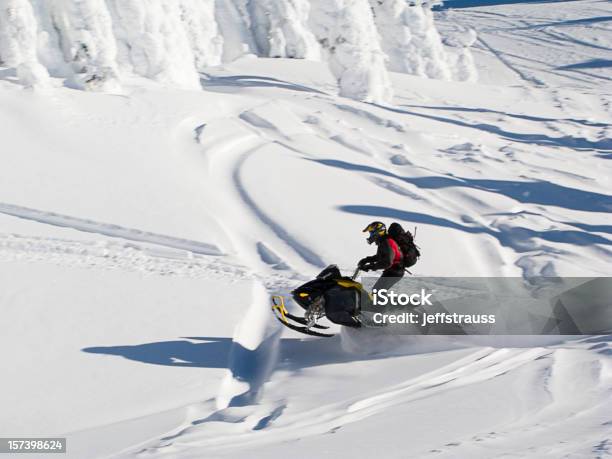 Foto de Snowmobile Em Pó e mais fotos de stock de Motoneve - Motoneve, Snowmobiling, Pular