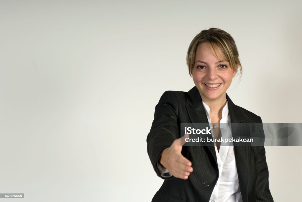 Geschäftsfrau holding out hand für handshake, Istanbul, Türkei - Lizenzfrei Hände schütteln Stock-Foto