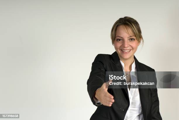 Geschäftsfrau Holding Out Hand Für Handshake Istanbul Türkei Stockfoto und mehr Bilder von Hände schütteln