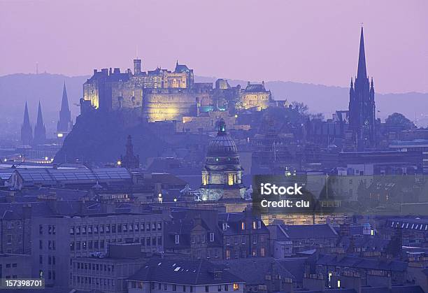 Castillo De La Ciudad Y En La Parte Superior Foto de stock y más banco de imágenes de Castillo - Estructura de edificio - Castillo - Estructura de edificio, Ciudad, Amanecer