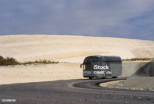 Foto de Ônibus De Turismo e mais fotos de stock de Areia - Areia, Avenida, Aventura