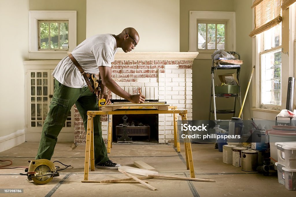 African American Mann renoviert innen sich wie zu Hause fühlen. - Lizenzfrei Wohngebäude Stock-Foto