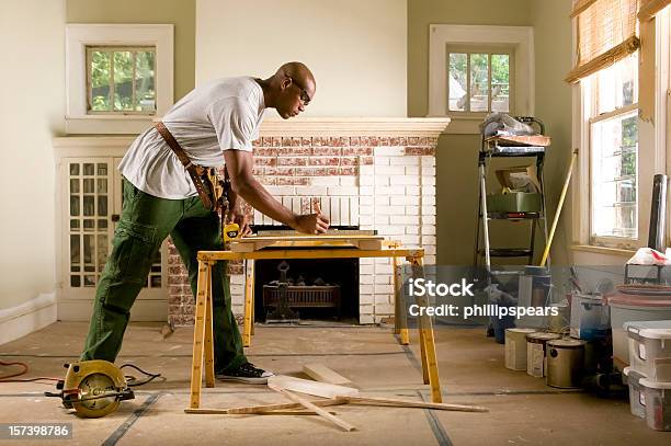 African American Mann Renoviert Innen Sich Wie Zu Hause Fühlen Stockfoto und mehr Bilder von Wohngebäude