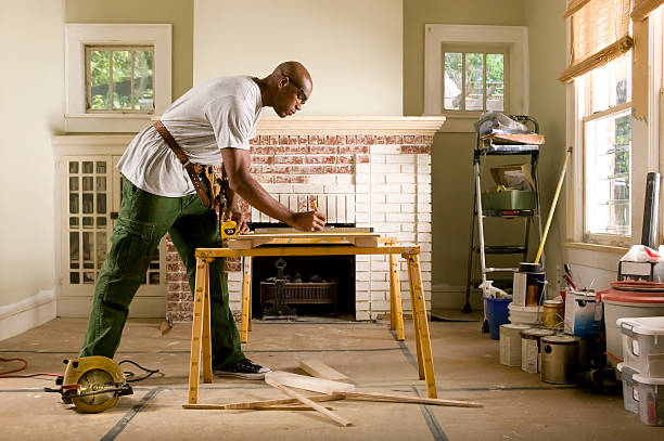 homme afro-américain de rénovation de la maison à l'intérieur. - home remodeling photos et images de collection