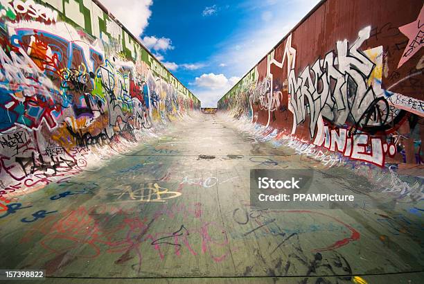 Die Auffahrt Stockfoto und mehr Bilder von Graffito - Graffito, Städtische Straße, Mauer