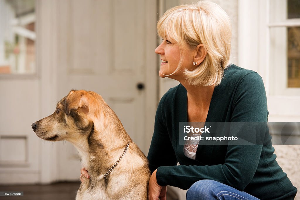 Perro y mujer - Foto de stock de Abrazar libre de derechos