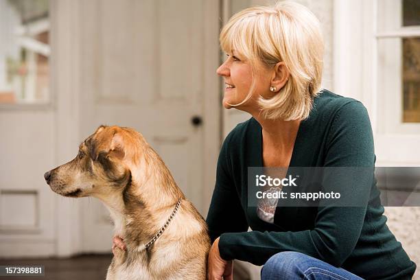 Pies I Kobieta - zdjęcia stockowe i więcej obrazów Człowiek dojrzały - Człowiek dojrzały, Dojrzałe kobiety, Dorosły