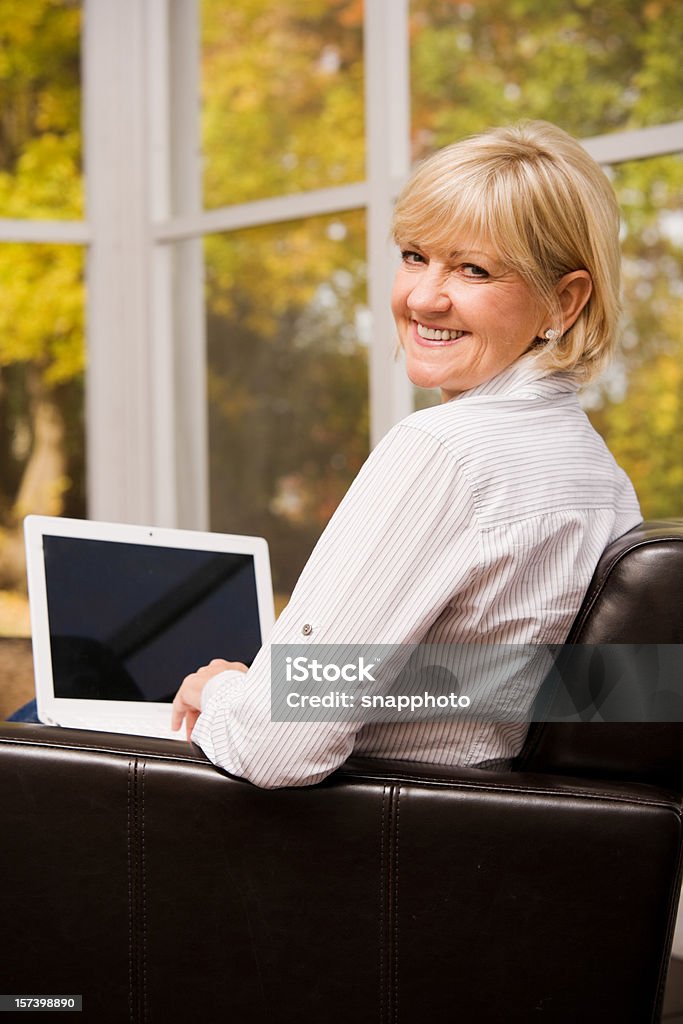 Sur son ordinateur portable - Photo de Femmes d'âge mûr libre de droits