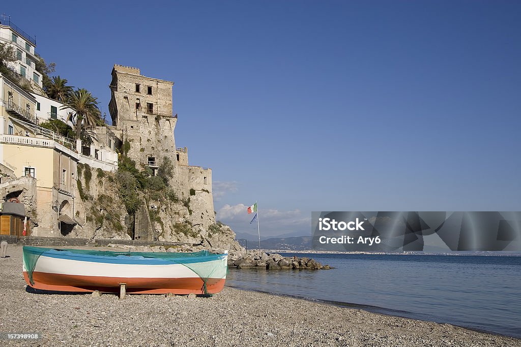 Torre di guardia di Cetara (piccola cittadina costiera amalfitana, Italia - Foto stock royalty-free di Cetara