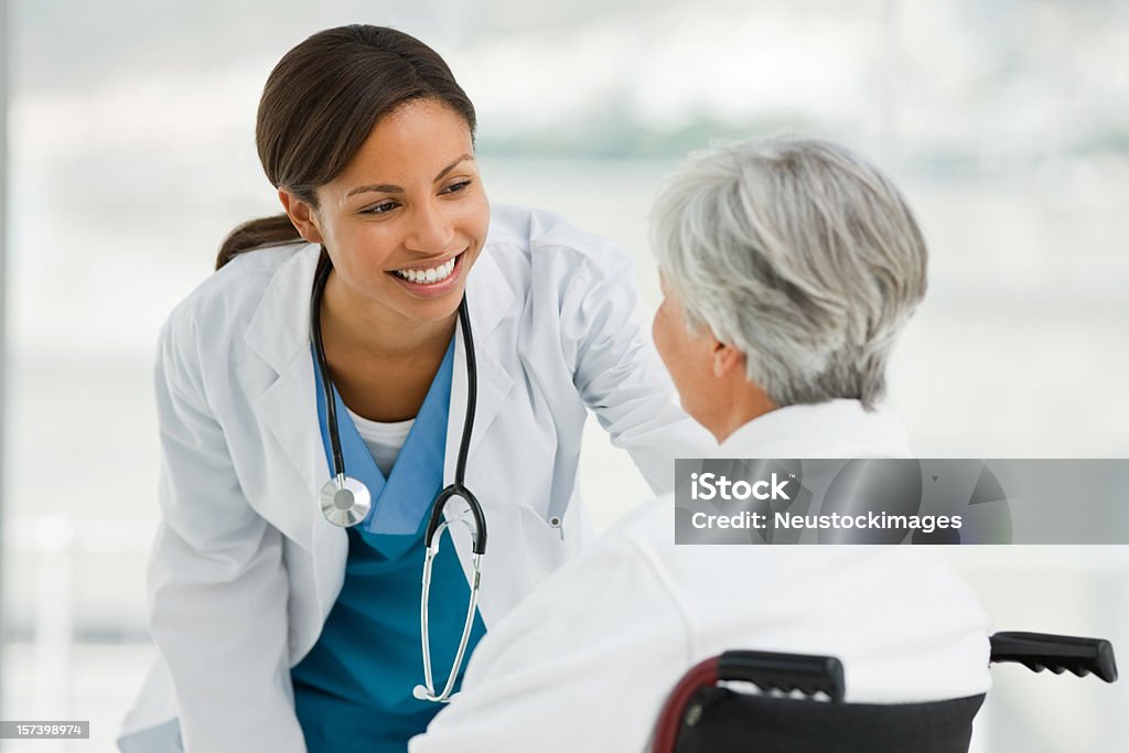 Doctora hablando con un paciente senior - Foto de stock de Doctor libre de derechos