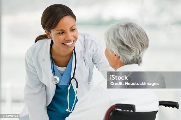 Doctora Hablando Con Un Paciente Senior Foto de stock y más banco de imágenes de Doctor - Doctor, Paciente, Tercera edad