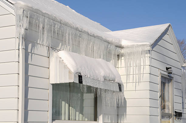 extreme icicles, schnee haus dach nach winter schneesturm; bei beschädigung - blizzard ice damaged snow stock-fotos und bilder