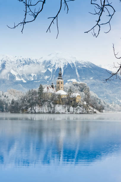 lago bled - castle slovenia winter snow fotografías e imágenes de stock