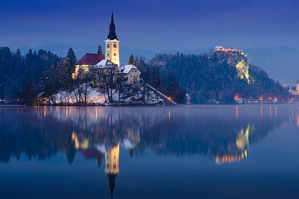 bleder see - castle slovenia winter snow stock-fotos und bilder