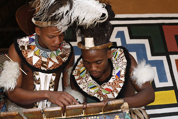 伝統的な南アフリカのズールー族の男性 - south africa zulu bead african descent ストックフォトと画像