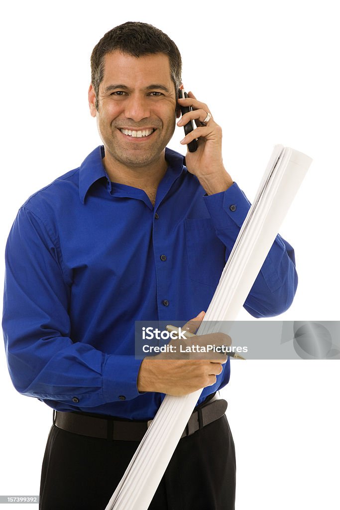 Hispânica mid-macho adulto usando o telefone celular com planos de arquitetura - Foto de stock de 30 Anos royalty-free