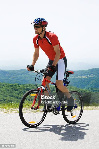 Mountainbiker Stockfoto und mehr Bilder von Aktiver Lebensstil - Aktiver Lebensstil, Aktivitäten und Sport, Ausrüstung und Geräte