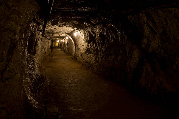 lumière dans le noir sterling mine tunnel hill, dans le new jersey - iron mining photos et images de collection