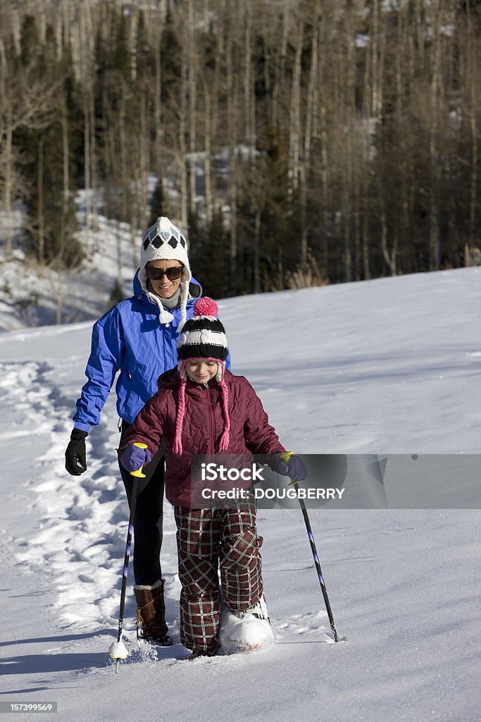 Mutter und Tochter Schneeschuhwanderungen - Lizenzfrei Aktiver Lebensstil Stock-Foto