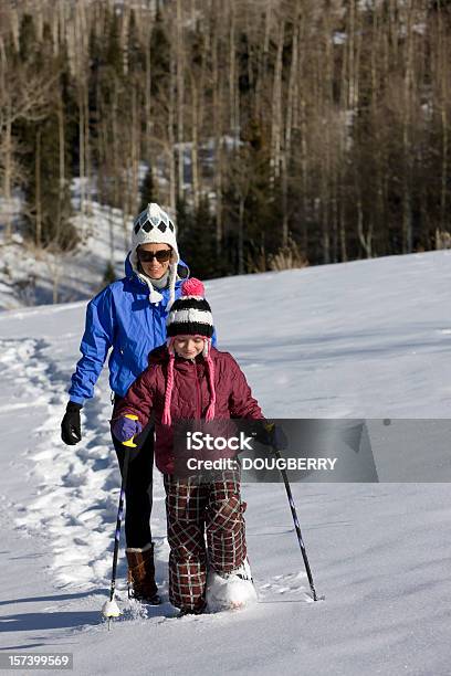 Mutter Und Tochter Schneeschuhwanderungen Stockfoto und mehr Bilder von Aktiver Lebensstil - Aktiver Lebensstil, Aktivitäten und Sport, Alleinerzieherin
