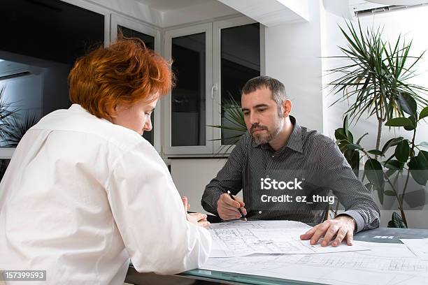 Arquitecto Explicar A Los Clientes Foto de stock y más banco de imágenes de Edificio residencial - Edificio residencial, Sector de la construcción, Arquitecto