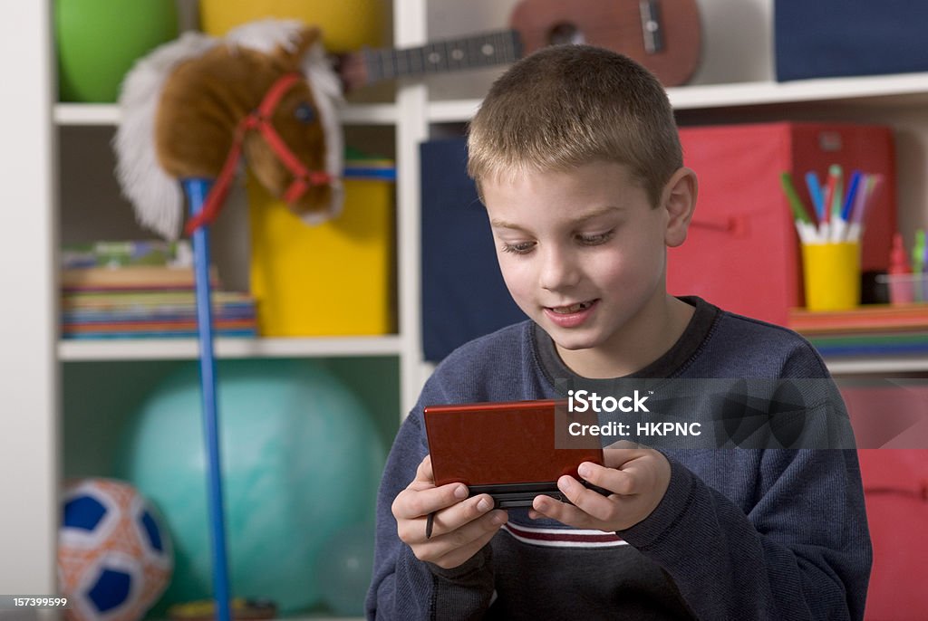 Menino jogando videogame na sala de jogos Close-Up - Foto de stock de Criança royalty-free