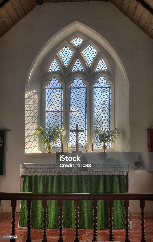 教会の祭壇一望する窓の照明 - カラー画像のロイヤリティフリーストックフォト