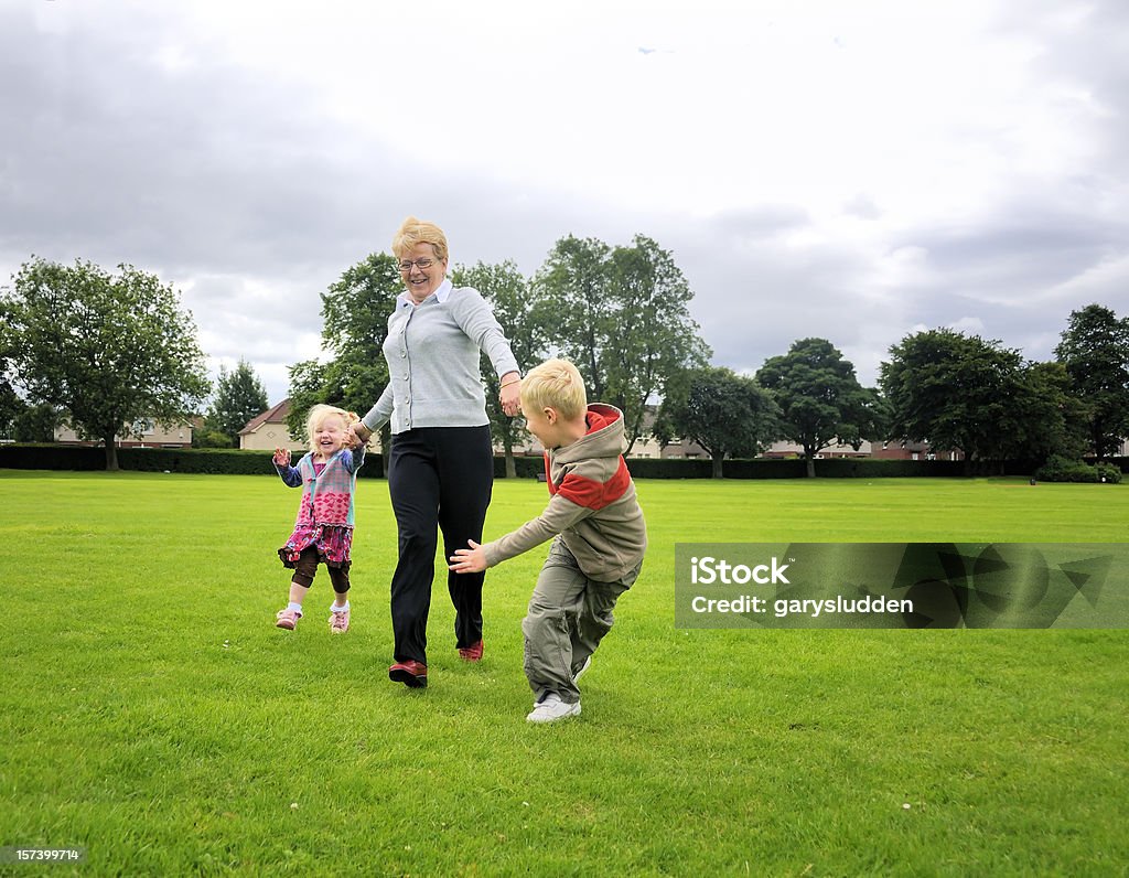 Esecuzione con Nonna - Foto stock royalty-free di Colore verde