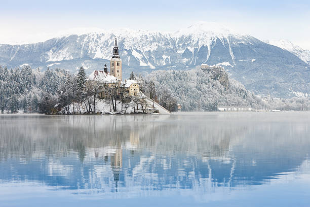 winter in bled - castle slovenia winter snow stock-fotos und bilder