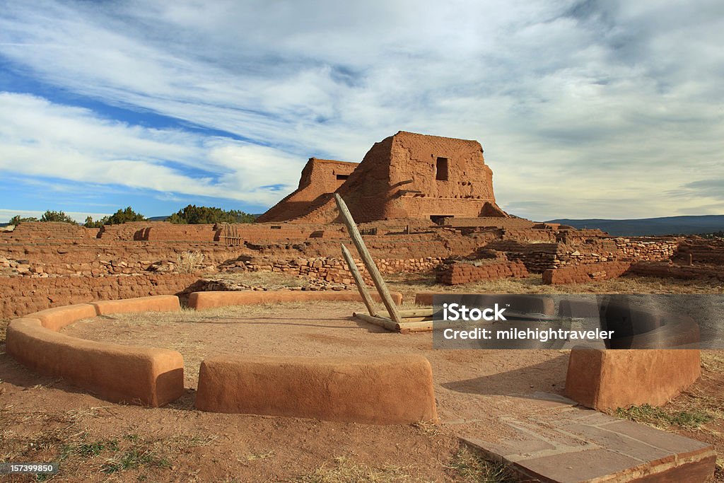 Kiva und spanische Mission, Pecos-Ruinen - Lizenzfrei New Mexico Stock-Foto