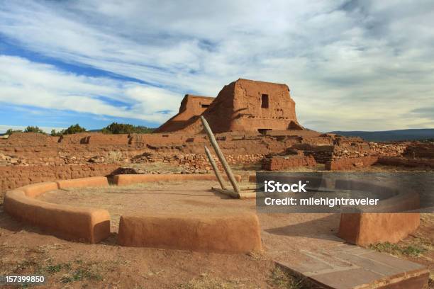 Kiva Und Spanische Mission Pecosruinen Stockfoto und mehr Bilder von New Mexico - New Mexico, Kiva, Anasazi-Ruine