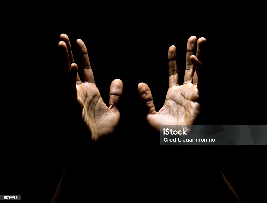 Manos hacia el cielo - Foto de stock de Rezar libre de derechos