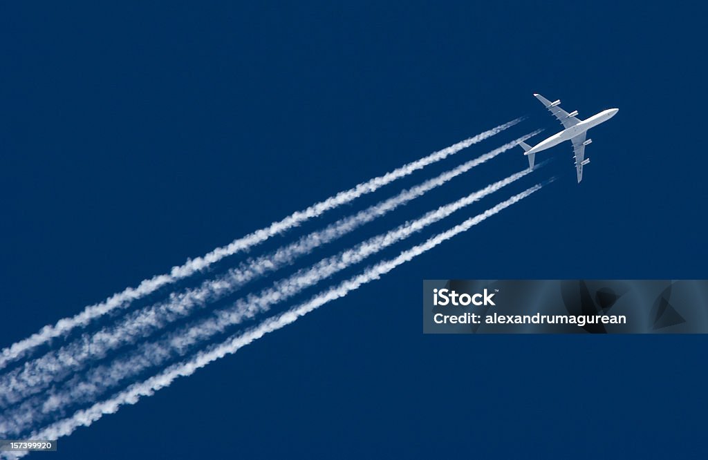 Avión despegando del Contrail - Foto de stock de Estela de vapor libre de derechos