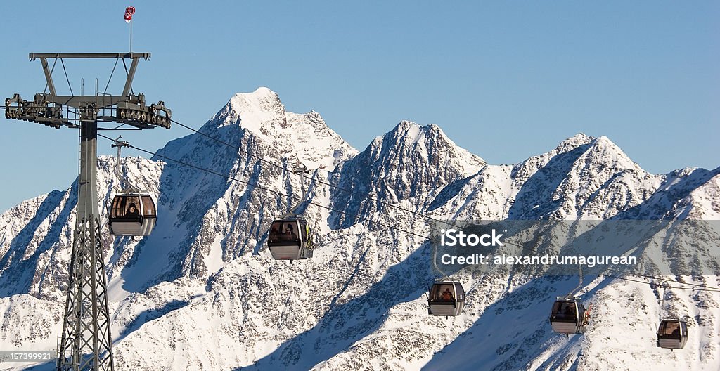 Cavo -Cars del ghiacciaio di Stubai - Foto stock royalty-free di Innsbruck