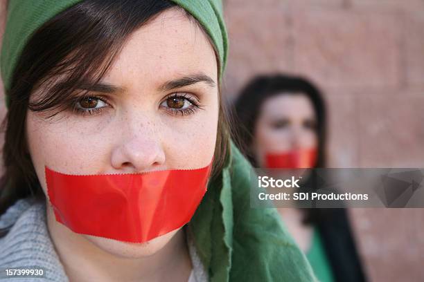 Photo libre de droit de Femme Tête Wearring Une Écharpe Avec Ruban Rouge Sur La Bouche banque d'images et plus d'images libres de droit de Censure