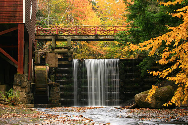 grist antiga fábrica - water wheel imagens e fotografias de stock