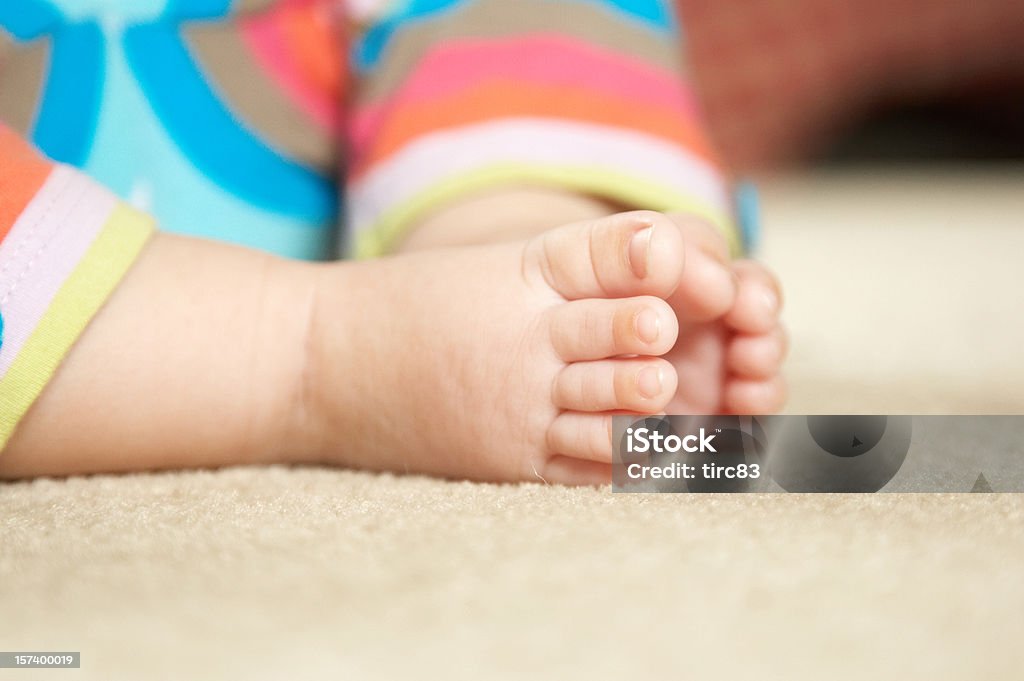 Bebé de los pies y los dedos de los pies con alfombra de color suave - Foto de stock de Articulación humana libre de derechos