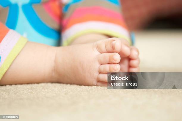 Bebé De Los Pies Y Los Dedos De Los Pies Con Alfombra De Color Suave Foto de stock y más banco de imágenes de Articulación humana