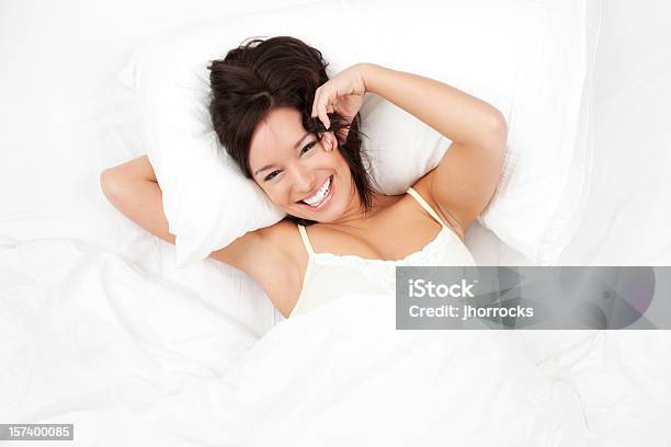 Bom Dia - Fotografias de stock e mais imagens de Almofada - Roupa de Cama - Almofada - Roupa de Cama, Fundo Branco, Pessoas