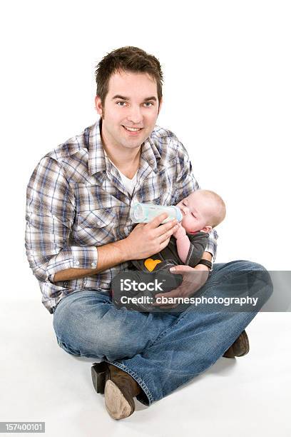 Sitzen Junge Vater Und Babytochter Fütterung Baby Auf Schoß Stockfoto und mehr Bilder von Tochter