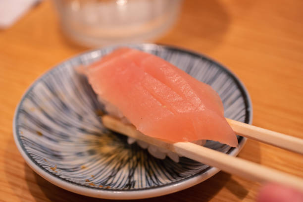 日本の握�り寿司。新鮮なカジキ。 - marlin prepared fish sushi raw ストックフォトと画像
