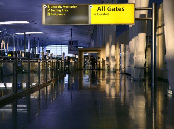 tarde en la terminal del aeropuerto - john f kennedy fotografías e imágenes de stock