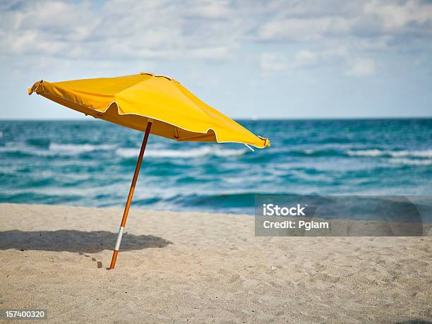 Liegestühlen Und Sonnenschirm Am Strand Stockfoto und mehr Bilder von Sonnenschirm - Sonnenschirm, Strandschirm, Gelb