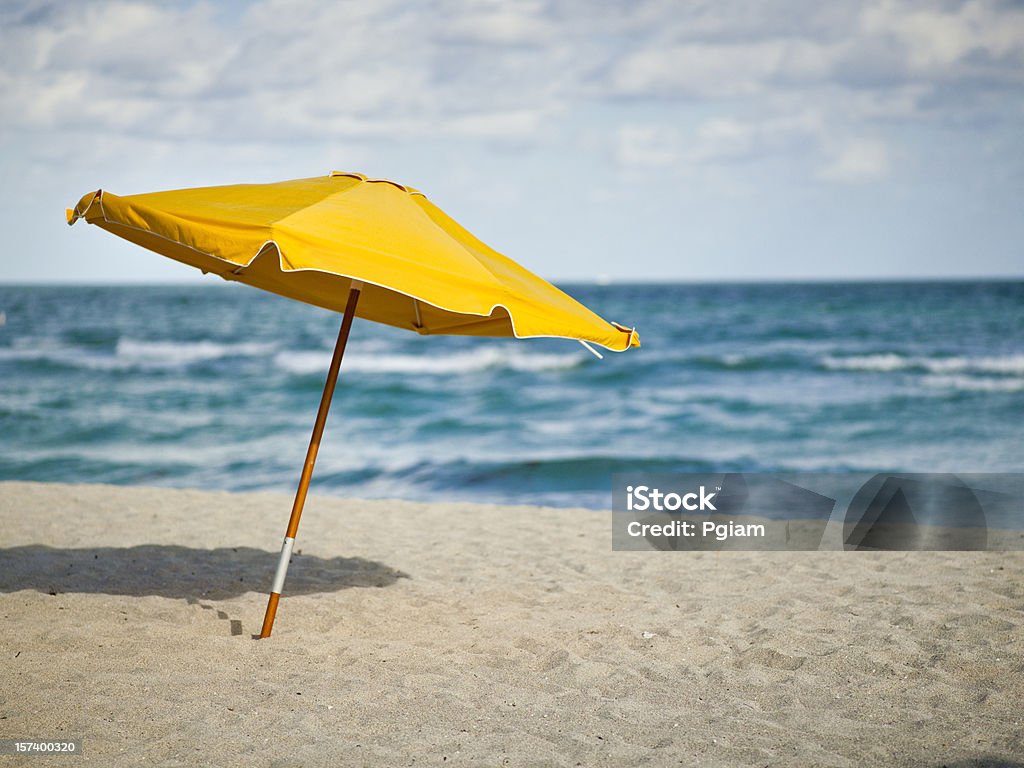 Sunchairs i Parasol na plaży - Zbiór zdjęć royalty-free (Parasolka przeciwsłoneczna)