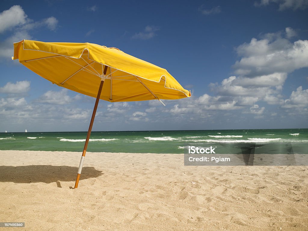 Chaises longues et parasol sur la plage - Photo de Activité de loisirs libre de droits