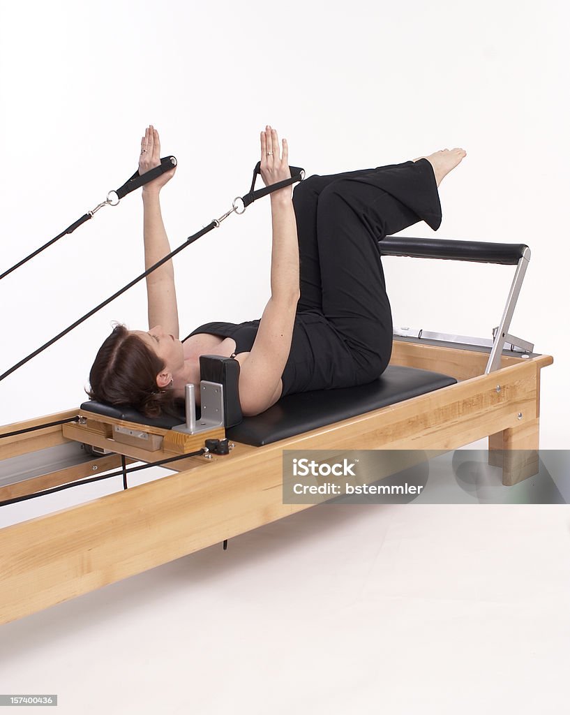 Pilates mulher com alças no Reformer - Foto de stock de Pilates royalty-free