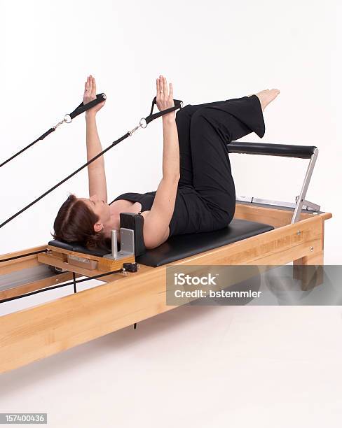 Foto de Pilates Mulher Com Alças No Reformer e mais fotos de stock de Pilates - Pilates, Mulheres, Adulto