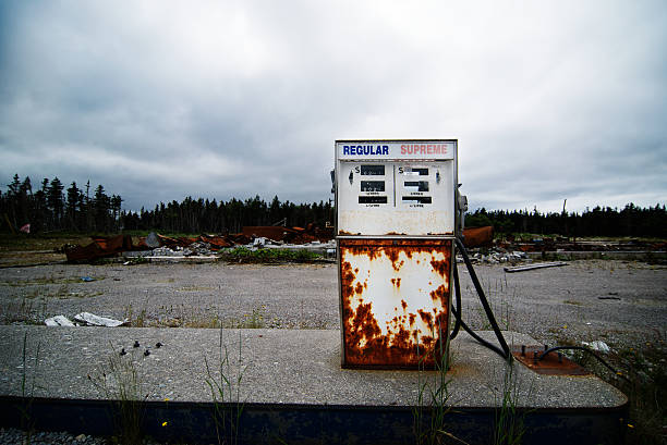 opuszczony oleju station - station gasoline old fuel pump zdjęcia i obrazy z banku zdjęć